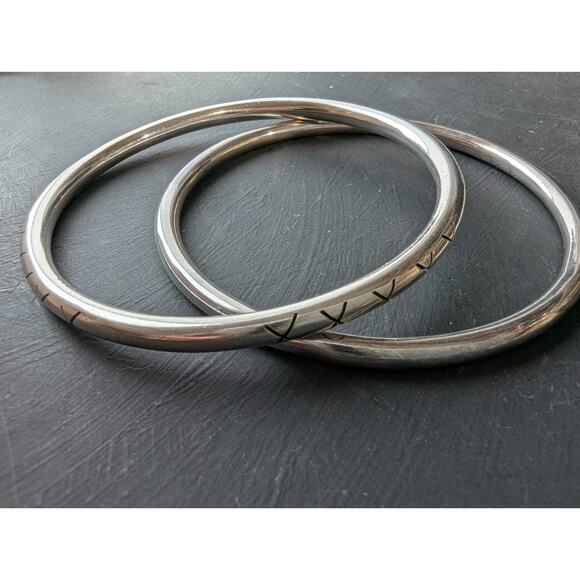 Two Vintage Mexico Sterling Silver 925 Bangle Bracelets 26 grams - Picture 2 of 7